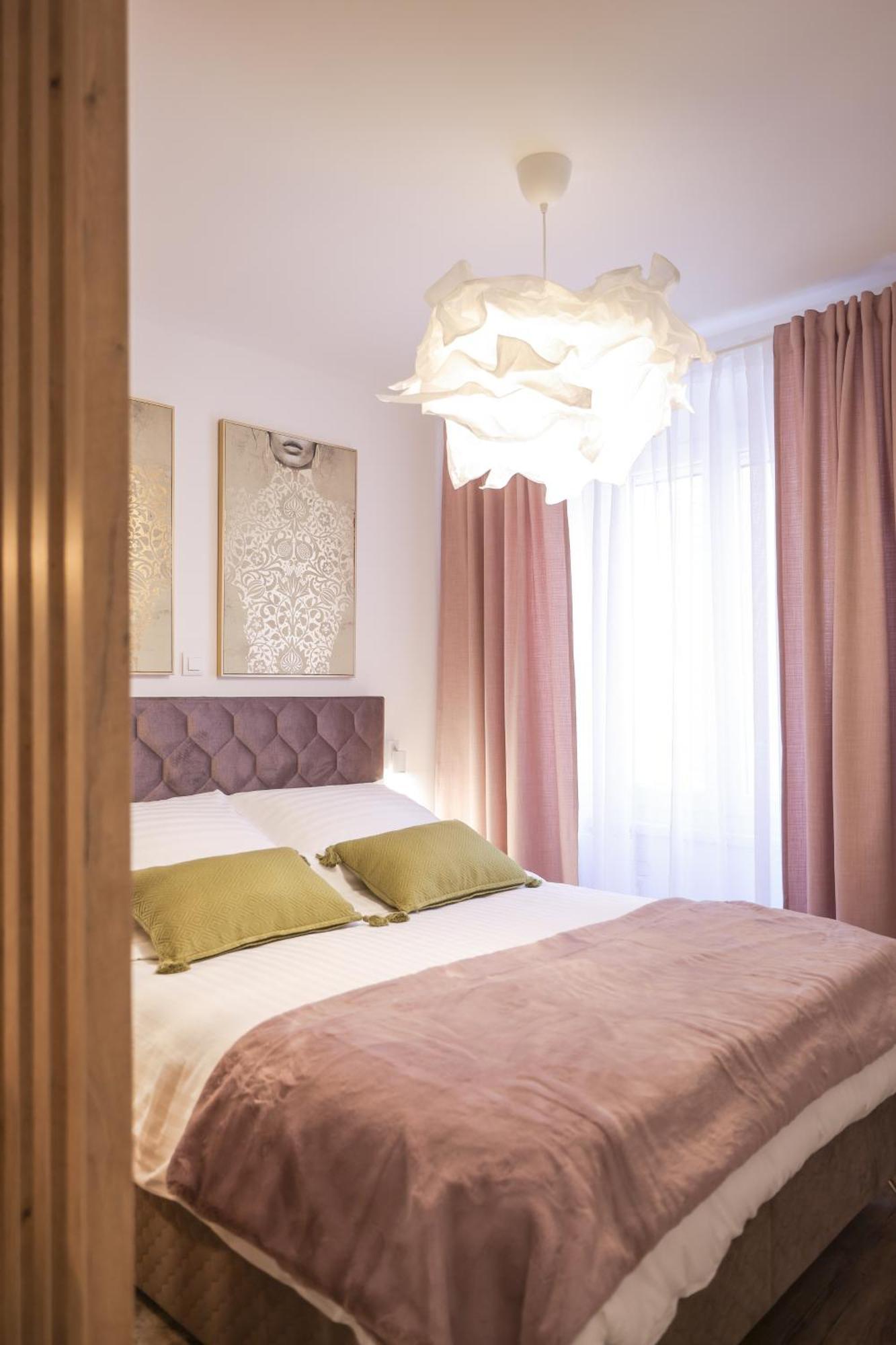 Charming In Center Apartment *